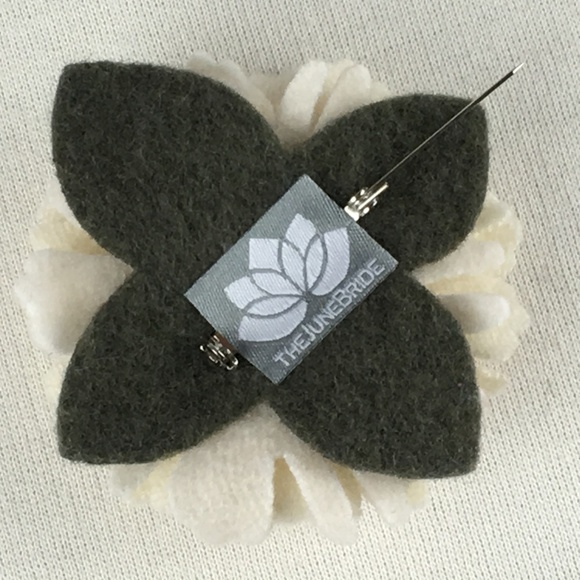 #002 Recycled Cashmere Handmade Flower Pin Brooch - Picture 6 of 6